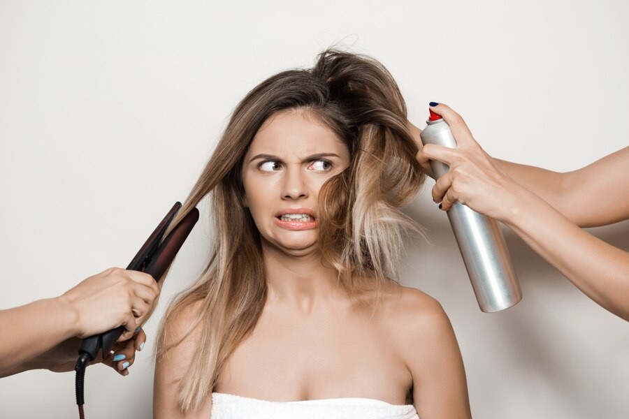 Entenda como ocorre o corte qumico no cabelo e como evitar